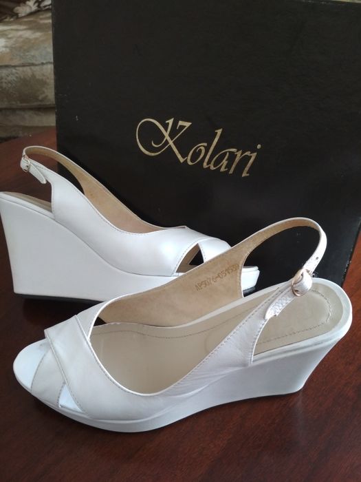 Босоножки женские на танкетке