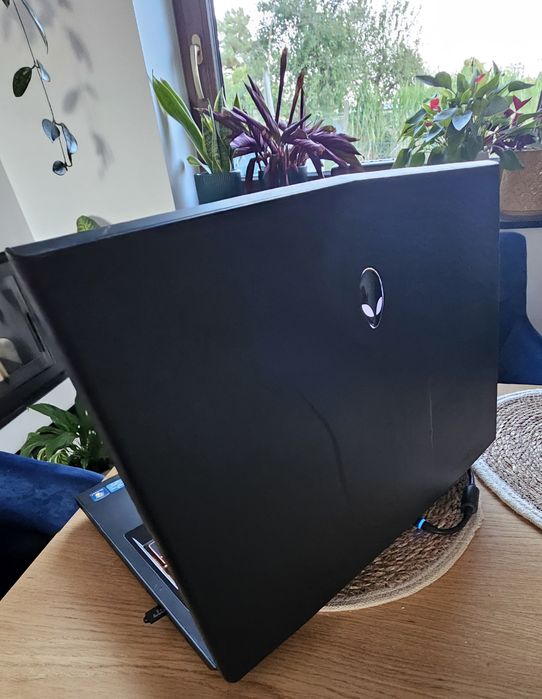 Laptop Gamingowy Alienware M17xR4 - Idealny do gier i pracy!