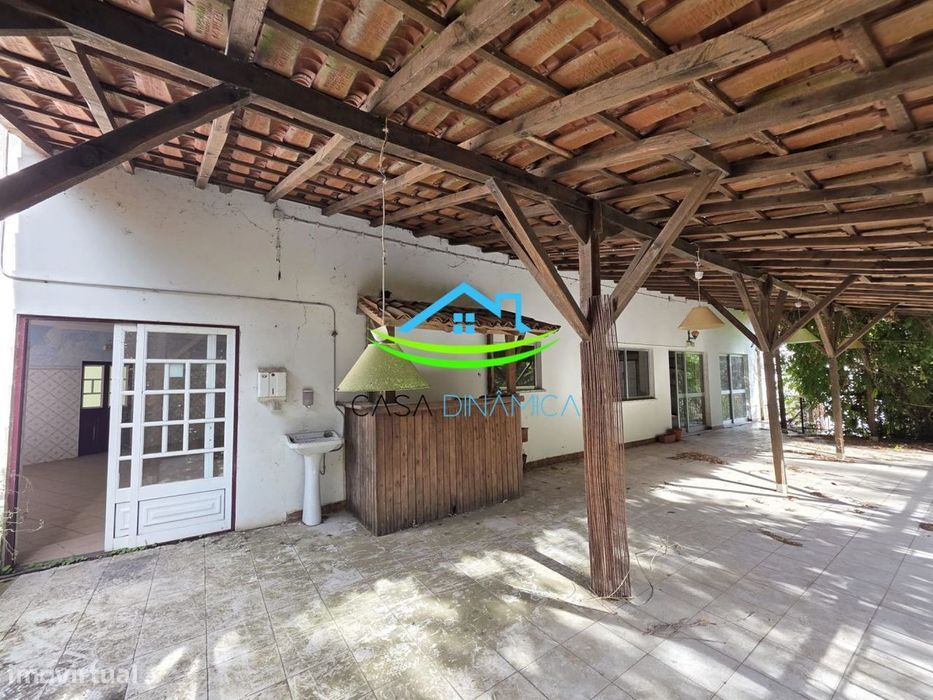 Edifício junto à Ribeira de Alge