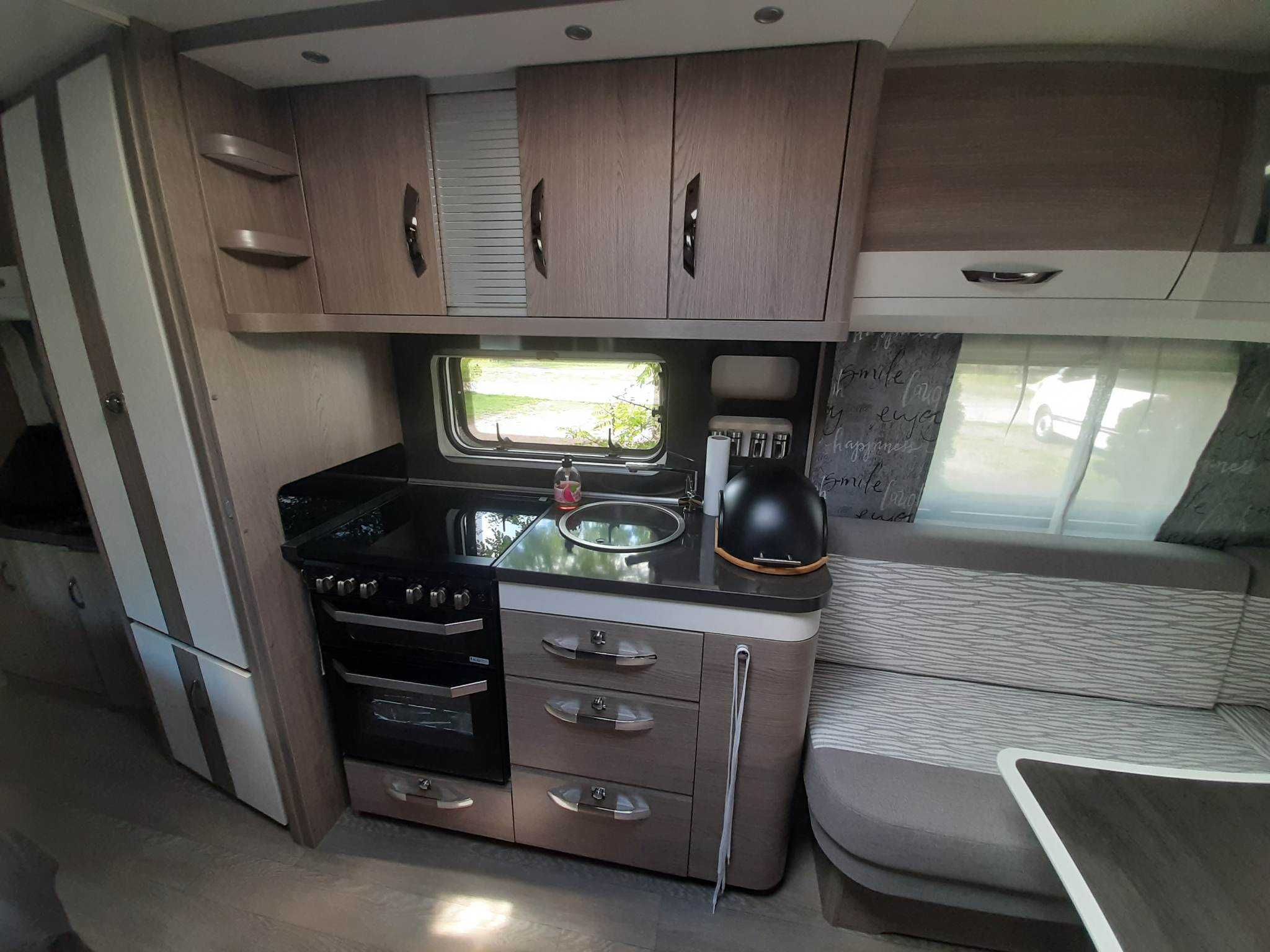 Wynajem przyczepy kempingowej Hobby 560 Prestige WFU. Duża łazienka