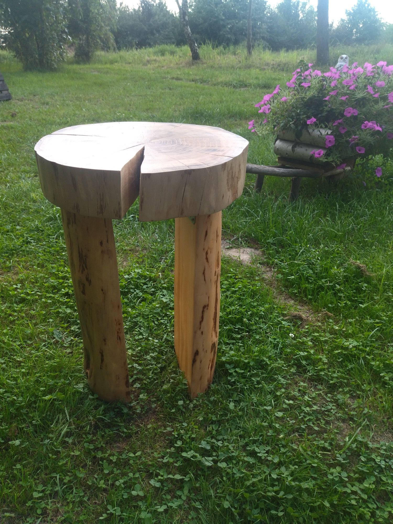 Stolik dębowy z plastra drewna wysoki