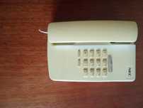 Telefone fixo antigo e porta canetas com base em mármore