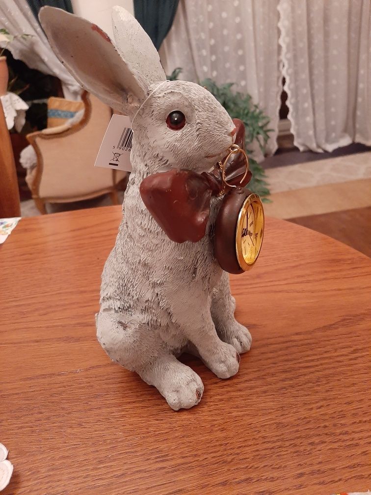 Figurka królik z zegarkiem.