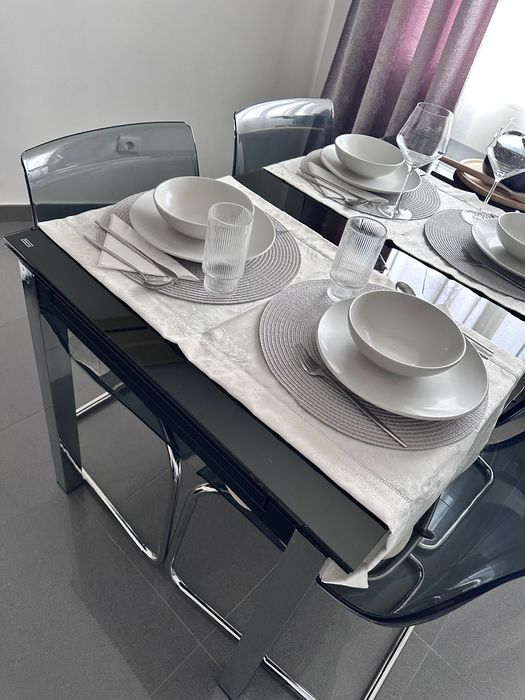 Mesa de vidro extensível com cadeiras