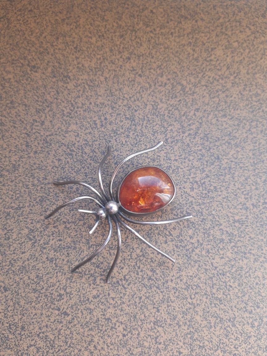 Broszka pająk srebrna z bursztynem