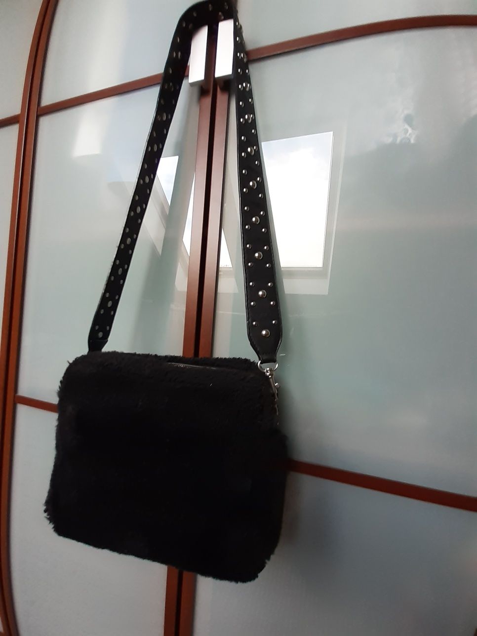 Czarna torebka z futra 28x20x9