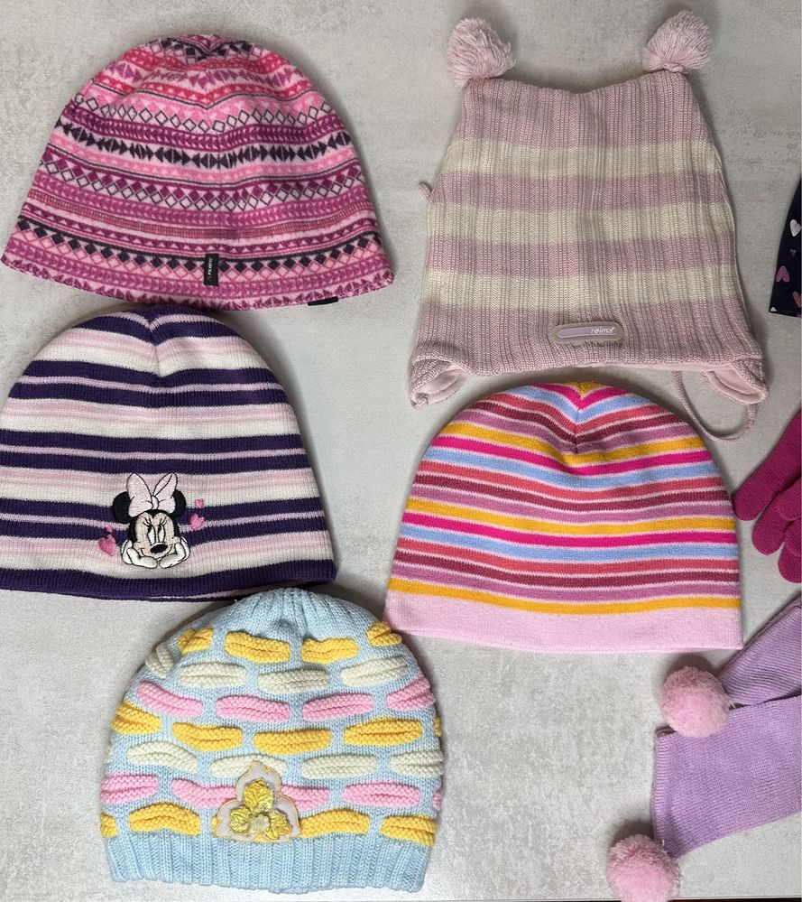 Теплі шапки на 3-4-5 років рукавиці шарф все в гарному стані