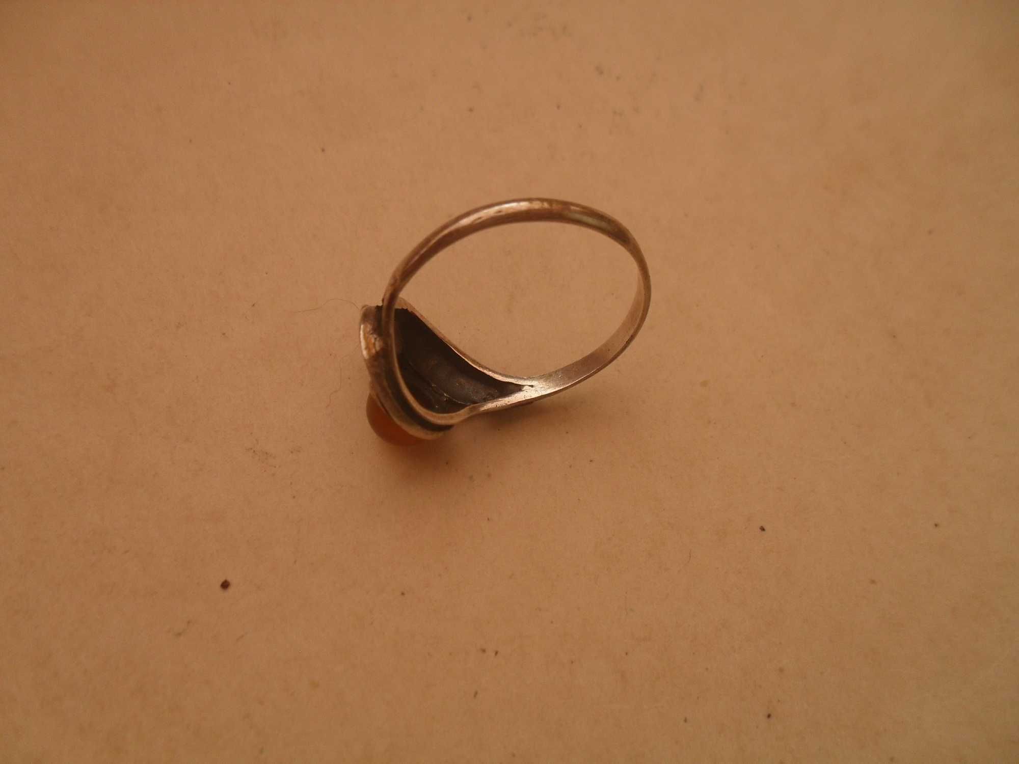 Srebrny pierścionek - łabędź z bursztynem - cena ost