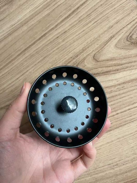 Eleganckie metalowe czarne sitko do zlewu