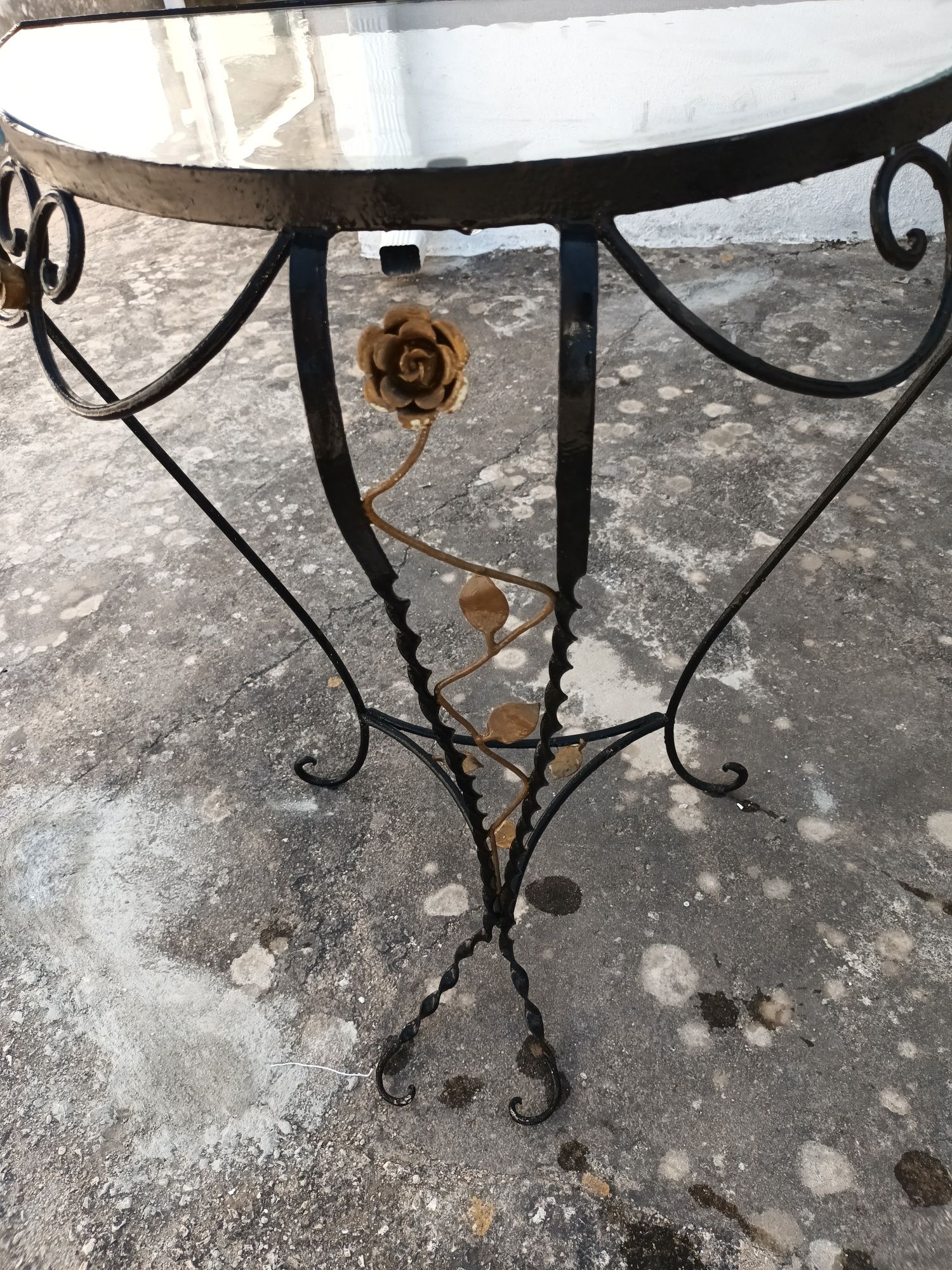 Conjunto de mesa meia lua e bengaleiro em ferro forjado vintage