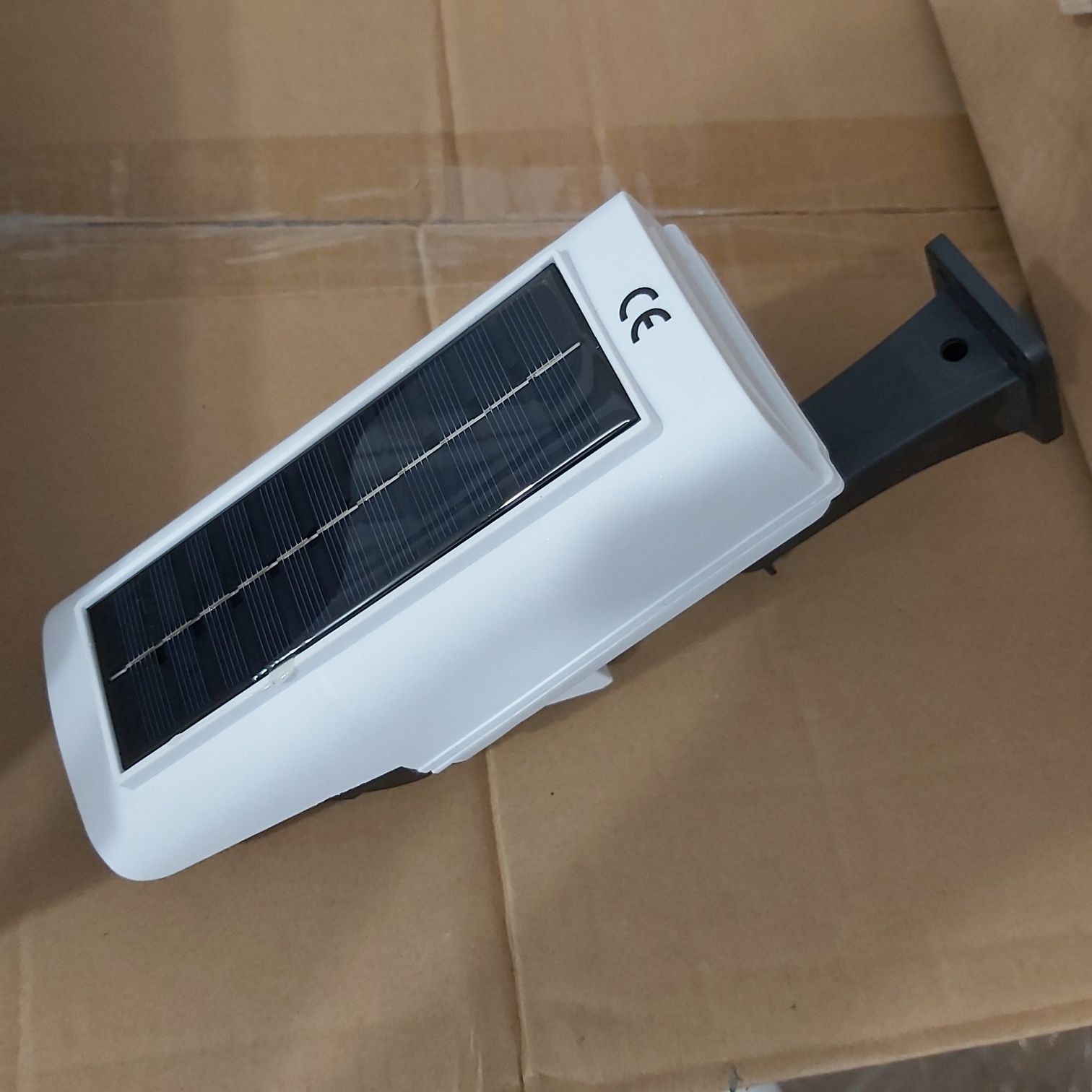 Lampa solarna z czujnikiem ruchu atrapa kamery