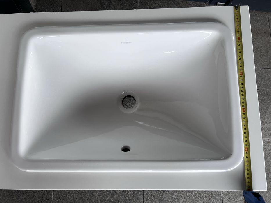 Умивальик зі стільницею