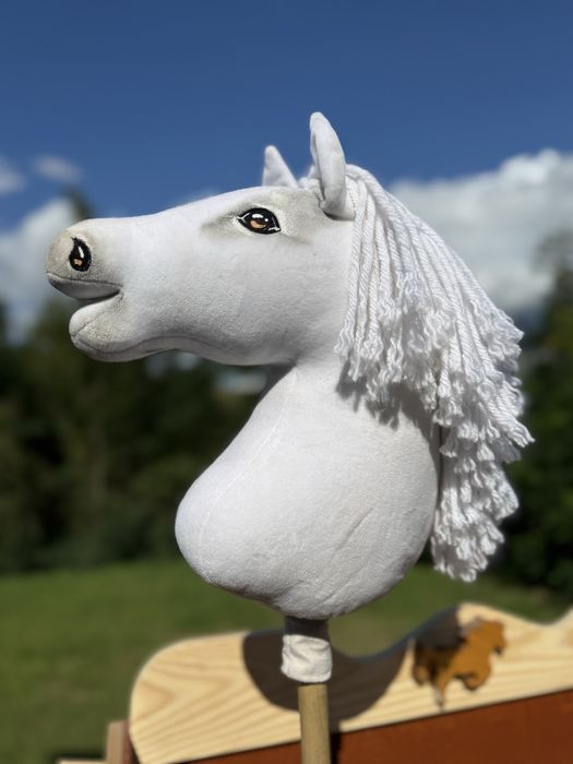 Hobby Horse Duży koń na kiju Premium - biały A3