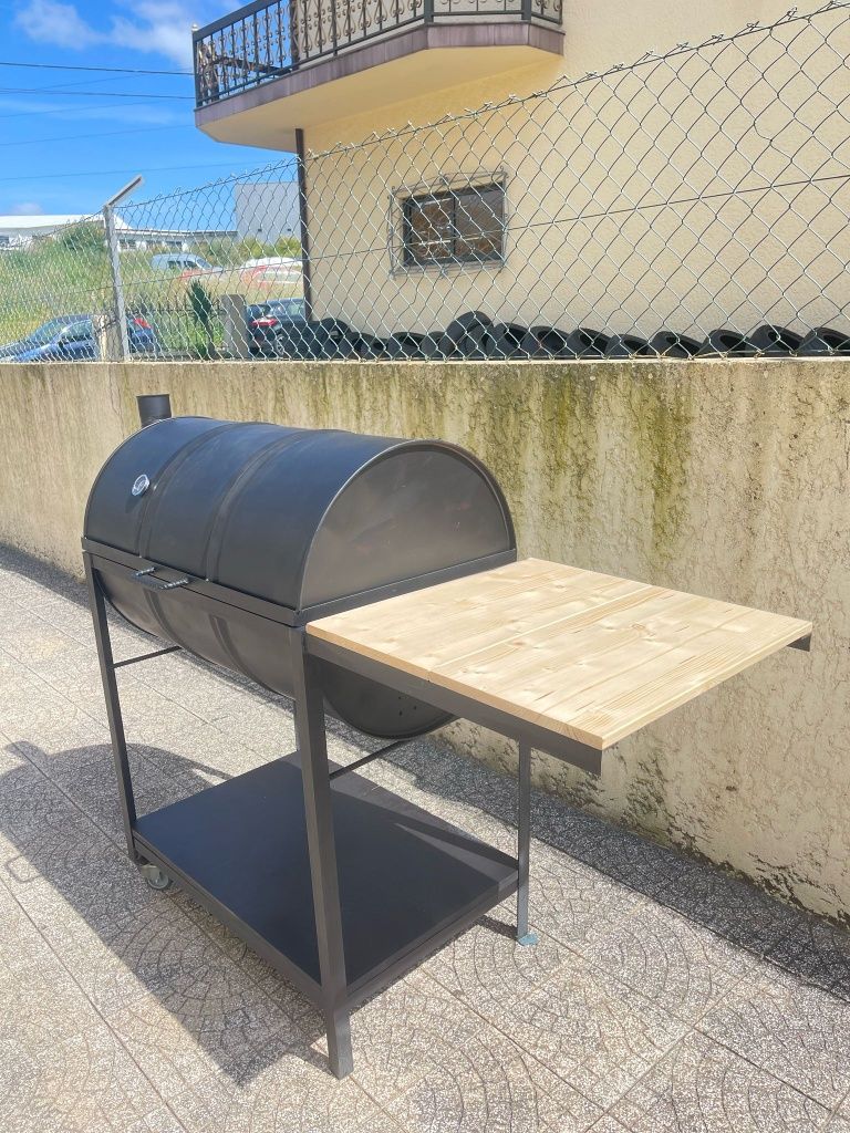 Grelhador & Defumador Artesanal – Edição Bidão com Mesa de Apoio
