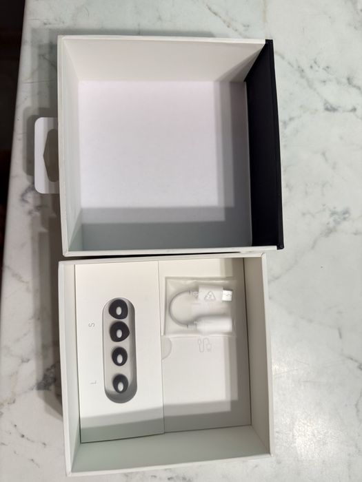 Коробка з кабелем там амбушюрами від OPPO Enco Free2 True Wireless