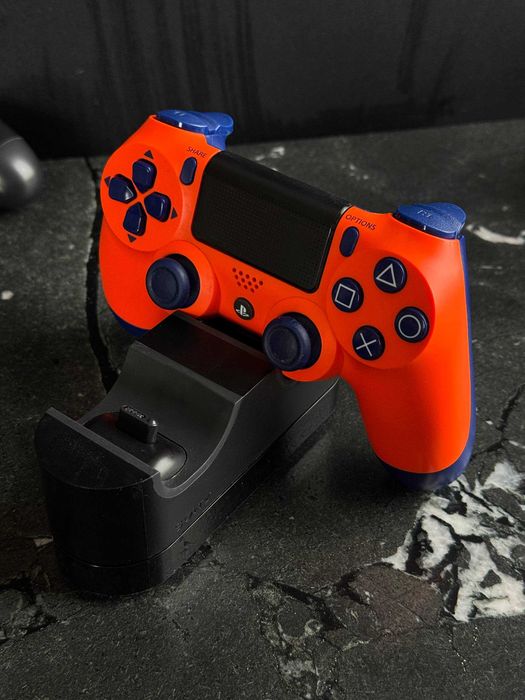 PlayStation 4 Pro + 2 pady + stacja ładująca