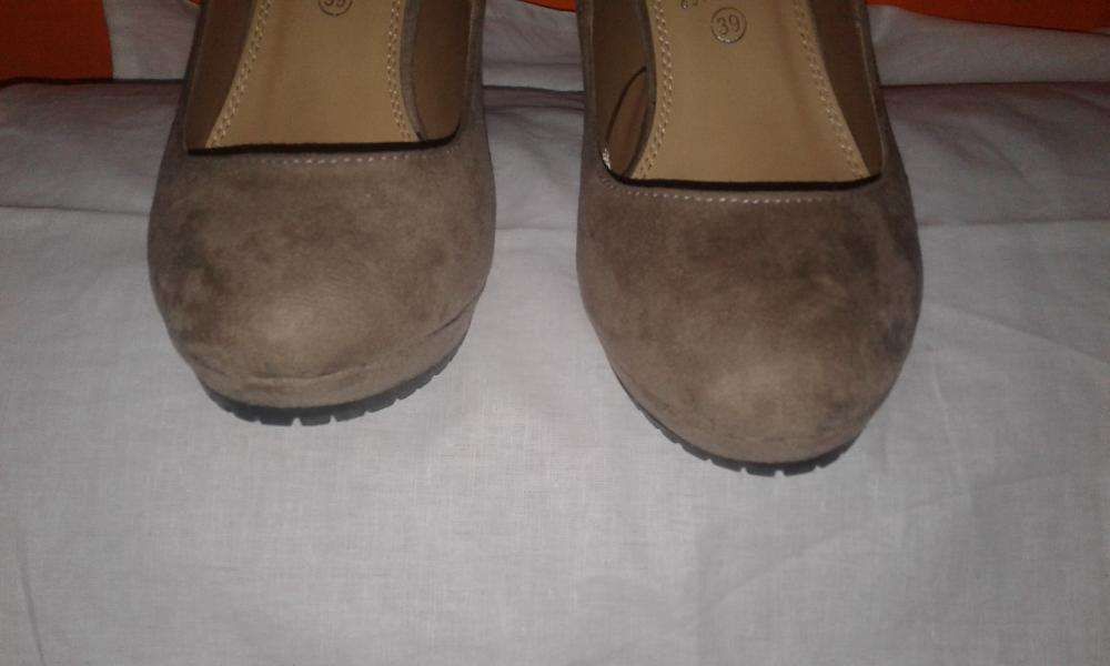 Sapatos novos bege