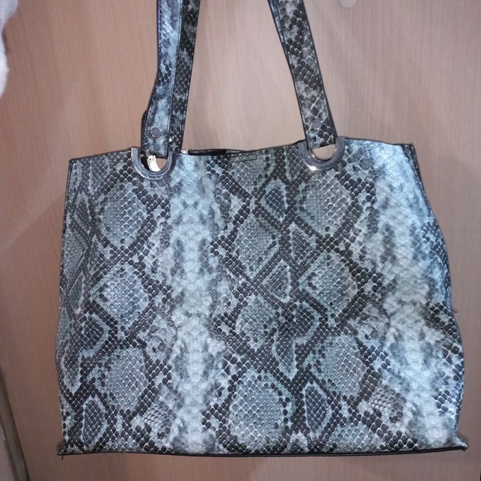 сумка-тоут зі зміїним принтом