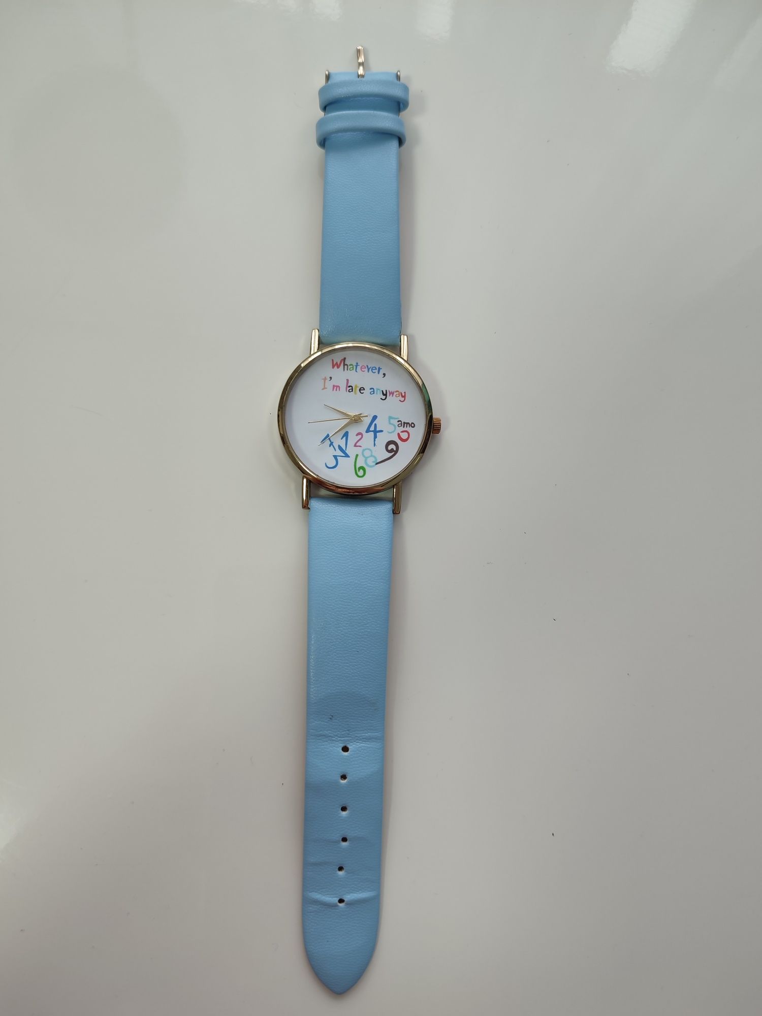 Zegarek damski z niebieskim paskiem i biała tarczą analogowy