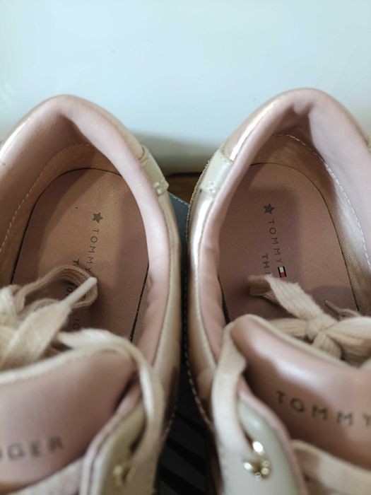 Sneakersy damskie firmy Tommy Hilfiger rozmiar 40 stan bardzo dobry