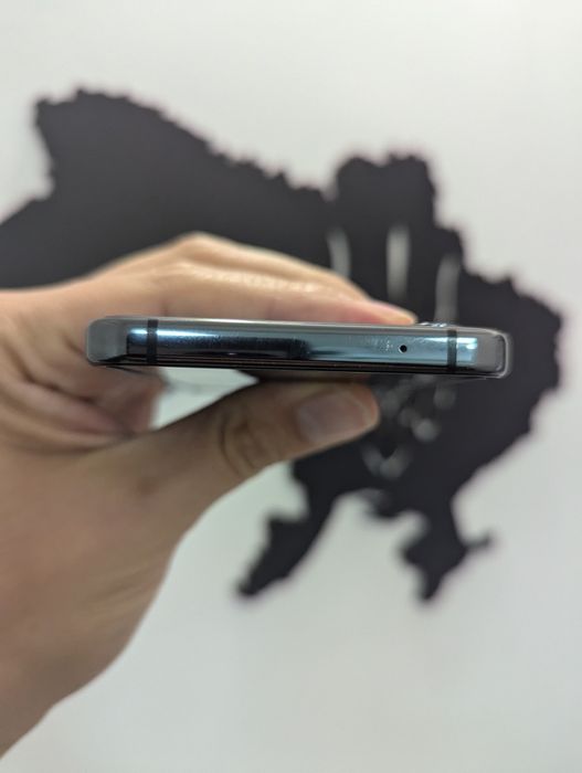Samsung flip 4 128gb. Чорного кольору
