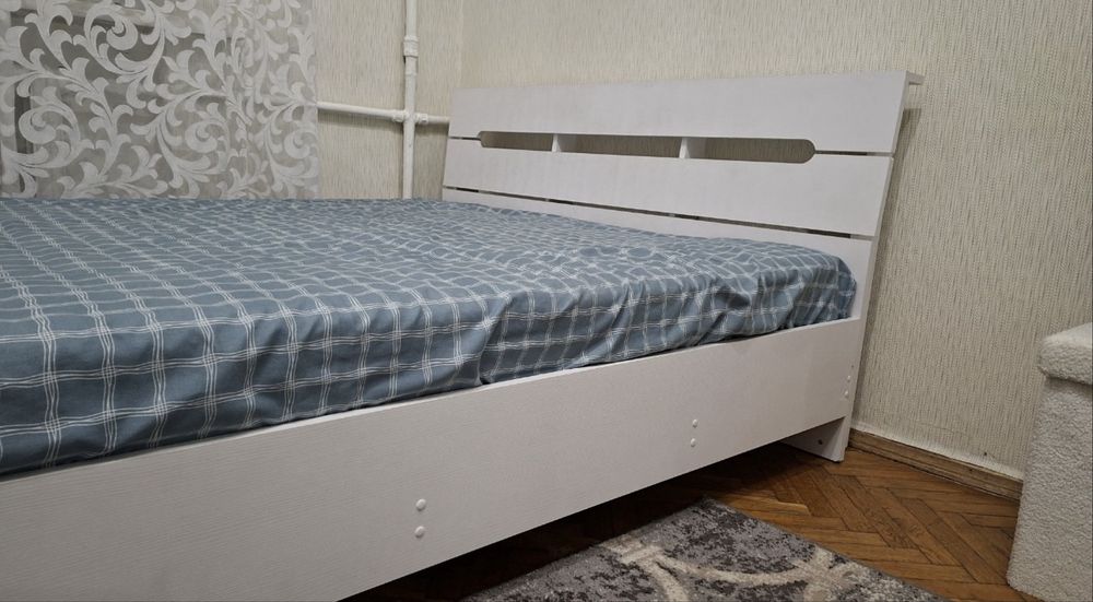 Двоспальне ліжко в гарному стані