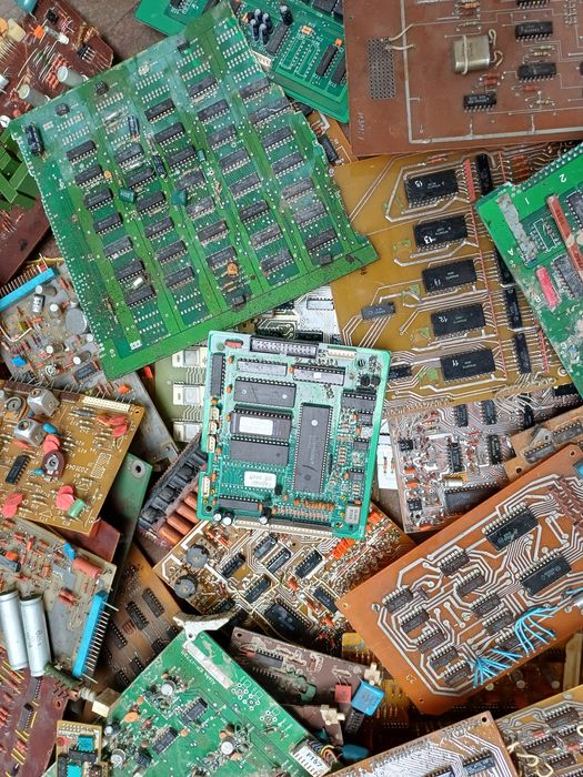 Микросхемы на платах больше 800шт, разные.