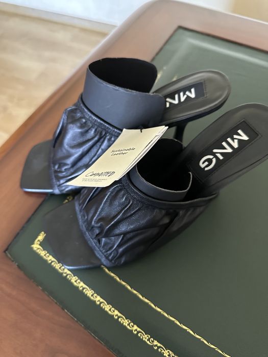 Нові шкіряні шльопанці Mango