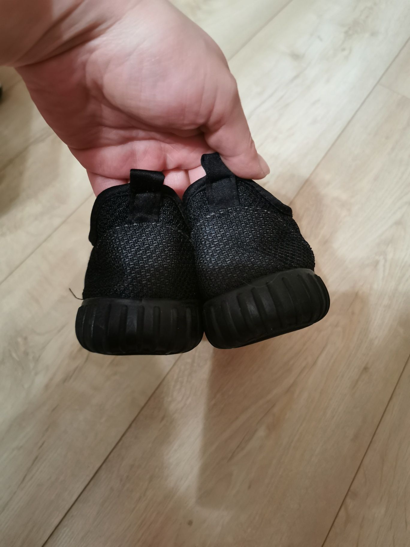 Buty adidasy wiazane czarne siateczkowe roz 35 dl wkl 22 cm CCC