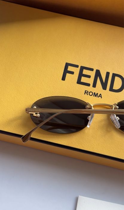 В наяності окуляри Fendi