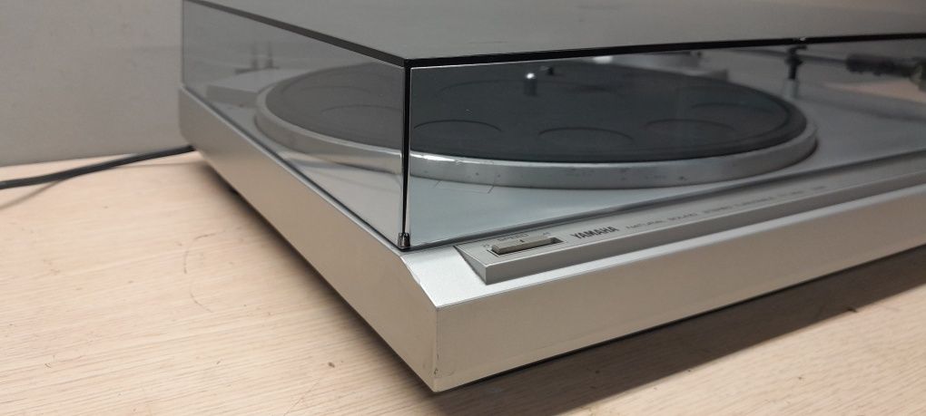 Gramofon YAMAHA TT-400