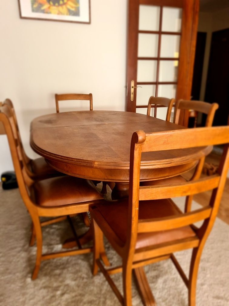 Mesa de sala em madeira de castanho