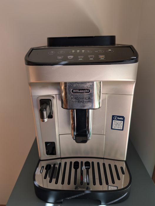 Máquina de Café DeLonghi Magnifica Evo Muito nova com Garantia