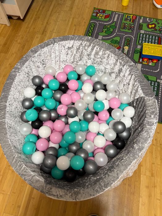 Дитячий сухий басейн з кульками