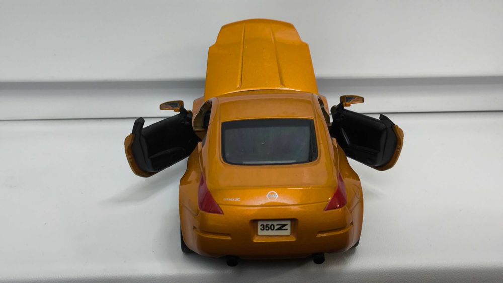 Модель, машинка Nissan 350Z 1.24 Maisto