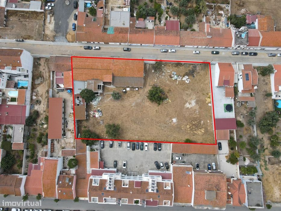 Terreno com armazém no Alentejo
