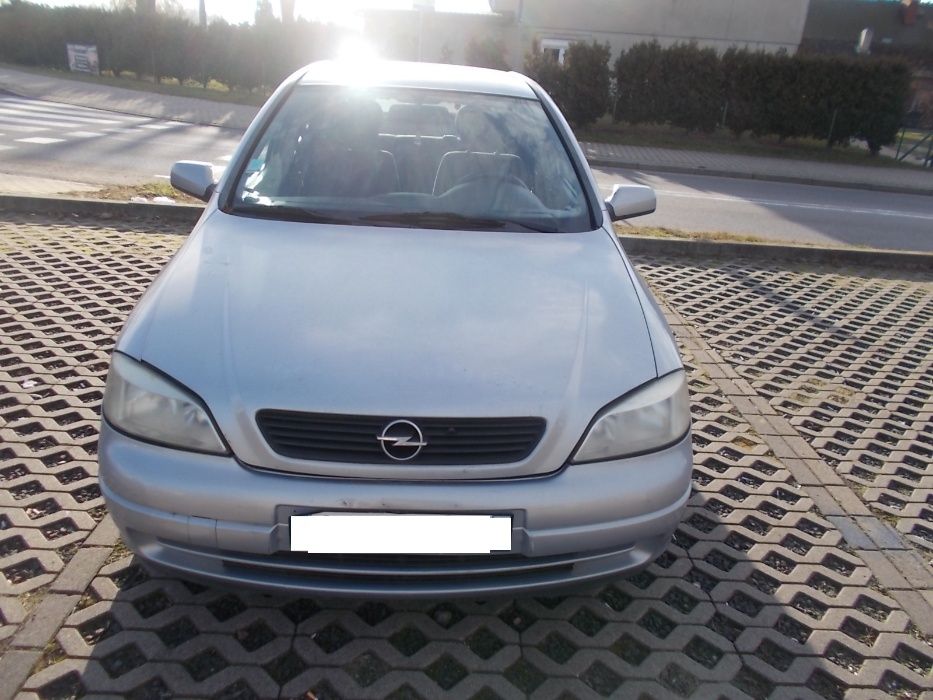 Opel Astra II,srebrny,Z 151,silnik 1,7 ISUZU,hatchback,5 drzwi,na czes