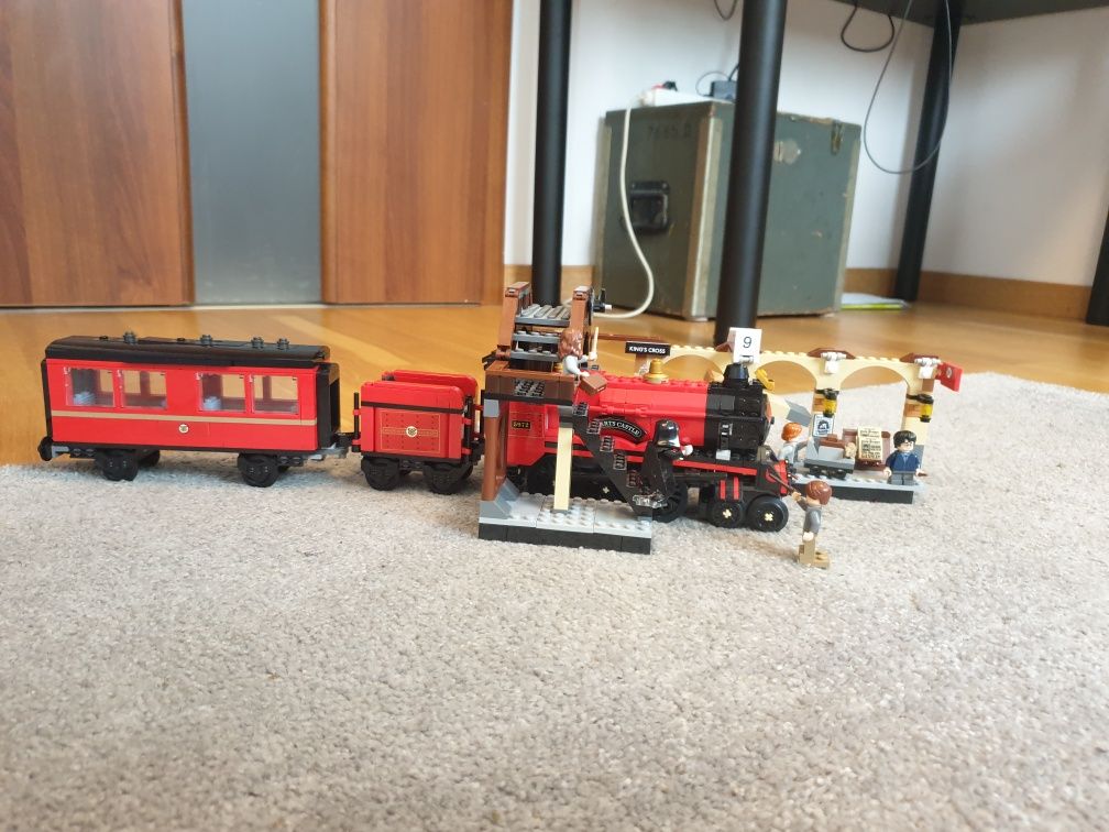 Pociąg do Howard plus peron i 6 minifigurek lego