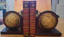 Par de serra livros em madeira com 2 globos terrestres rotativos