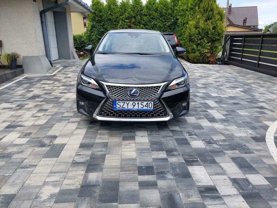 Lexus CT Lexus CT (srebrny dach)