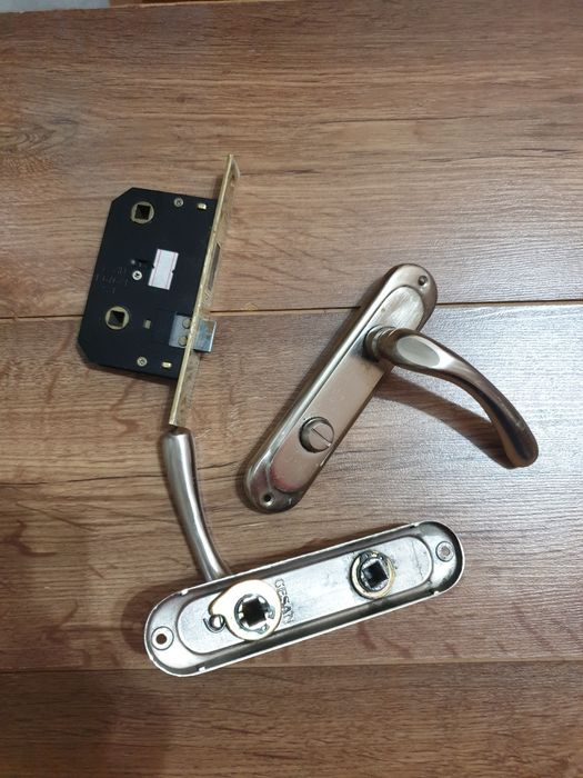 Накладні ручкі на двері, врізний замок