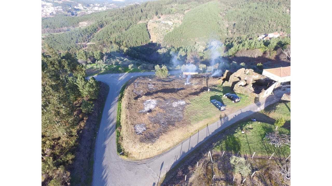 Terreno 2mil metros quadrados com casa em pedra para restauro.