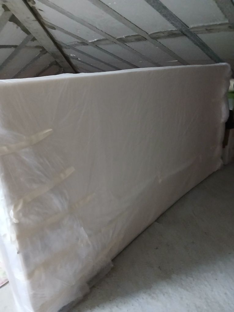 Cama de solteiro em madeira lacado em branco completo