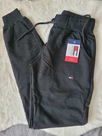 Spodnie dresowe damskie nieocieplane logo wyszywane Nike TH czarne sza