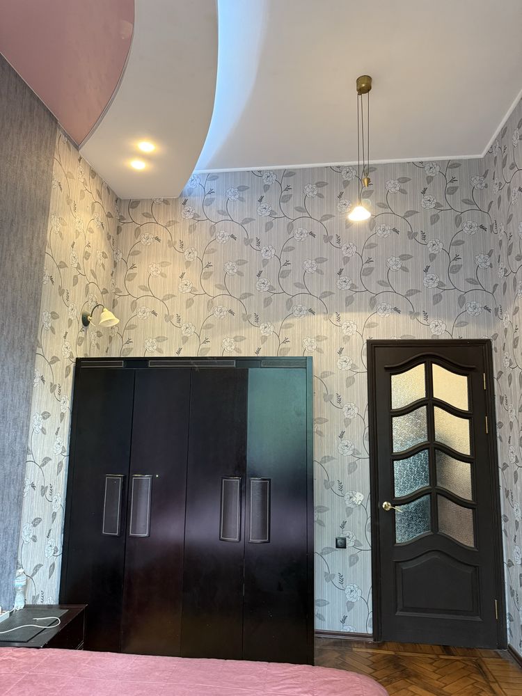 Продам  Центр 5 кв площадью  155 кв м Бажанова 14
