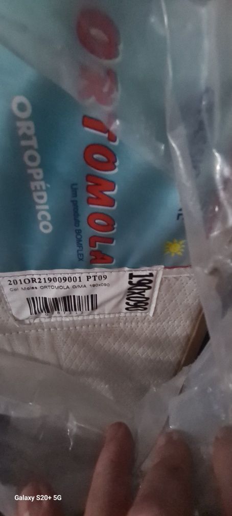 Colchão de solteiro com estrado