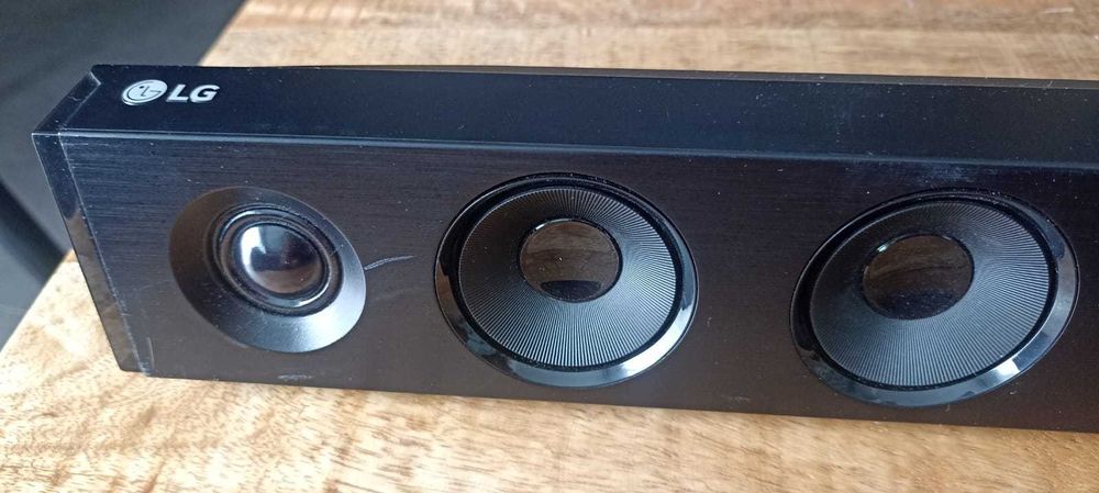Soundbar LG SQC2 z bezprzewodowym subwooferem w zestawie
