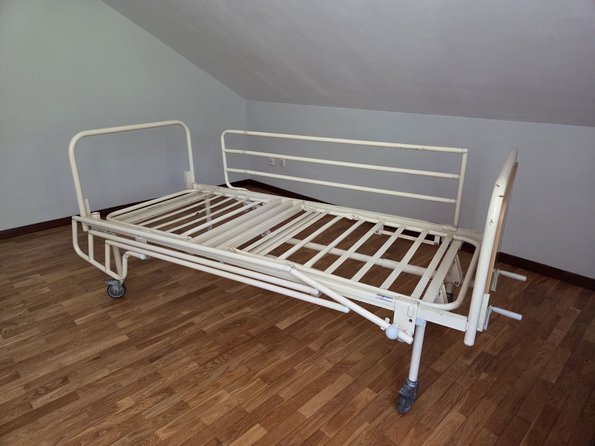 Cama hospitalar articulada INVACARE