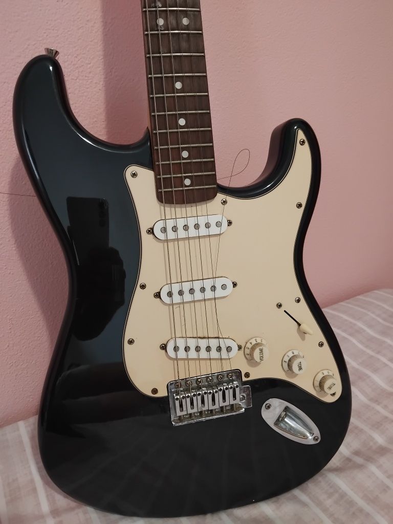 Guitarra SQUIER STRAT (Fender) + cabo + Afinador + Bag + Amplificador