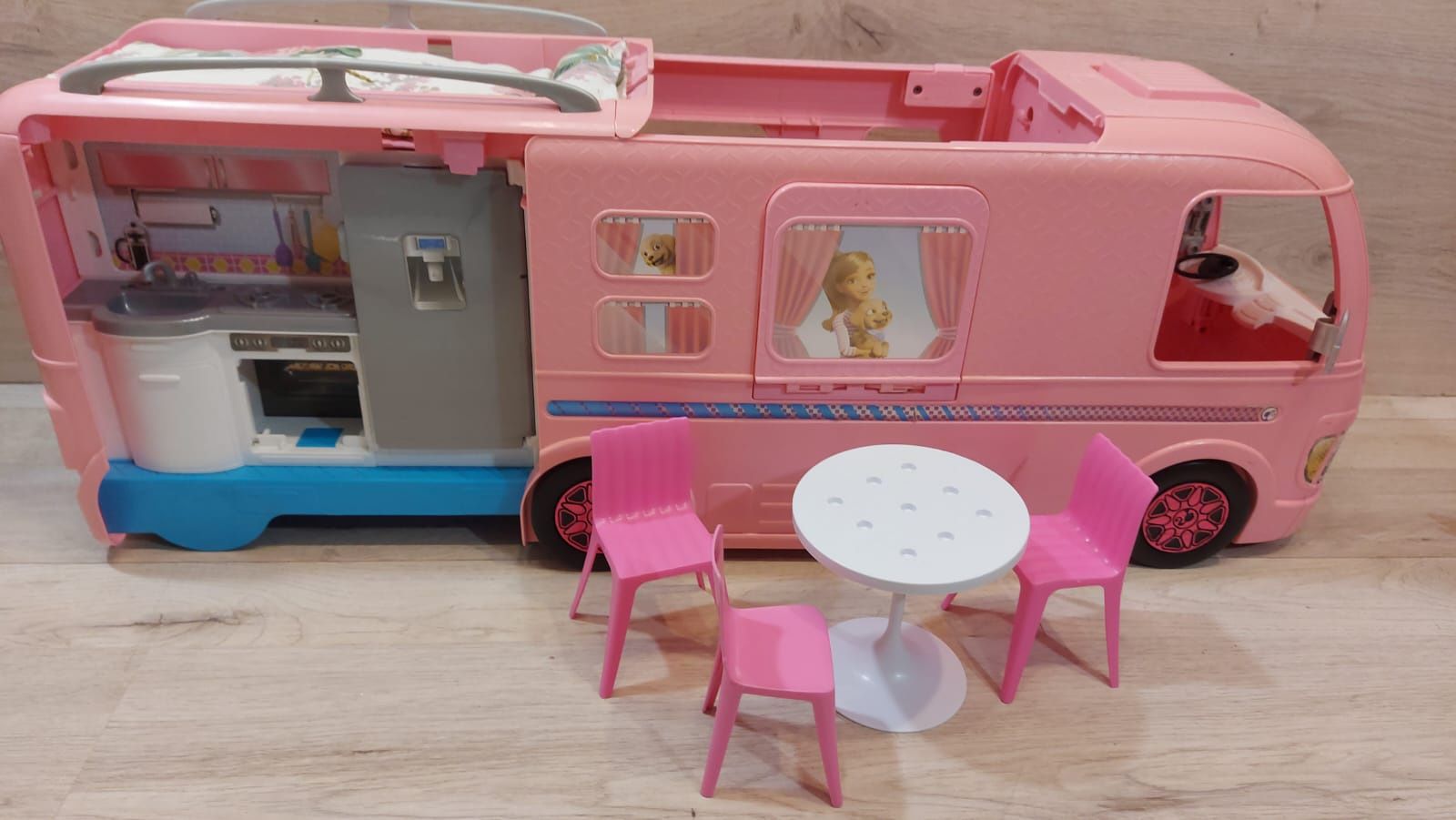 Rozkladany różowy kamper barbie mattel